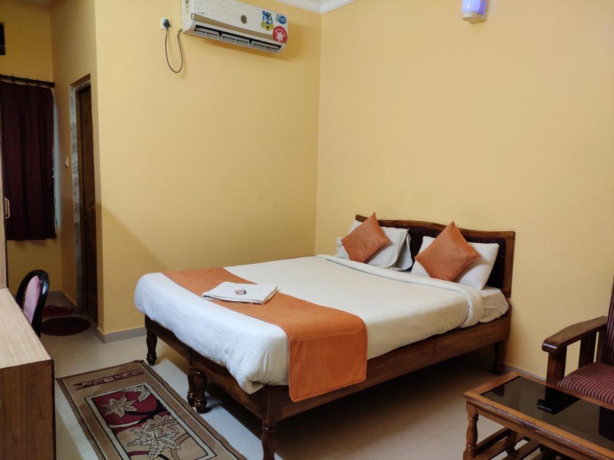 Hotel Sambit International, Near Sea Beach Puri Kültér fotó
